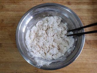 6、卡通龙猫豆沙包,用筷子搅拌成雪花状。