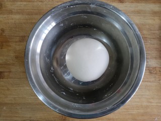 7、卡通龙猫豆沙包,揉成光滑面团后盖保鲜膜醒发。