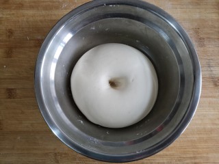 8、卡通龙猫豆沙包,醒发至面团体积是原来的2倍大，按压不回弹即可。