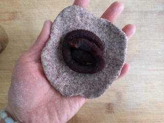 10、卡通龙猫豆沙包,取50克面剂，按扁捏开成皮（不用擀），加入适量的豆沙馅。