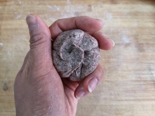 11、卡通龙猫豆沙包,用包包子的手法包起收口。