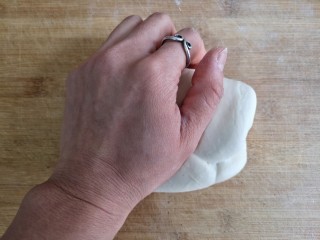 14、卡通龙猫豆沙包,将醒发好的白面团取出再次排气揉匀。