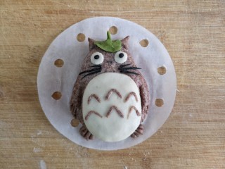 16、卡通龙猫豆沙包,最后用白面团加一点点菠菜粉做个荷叶帽子用水粘上。