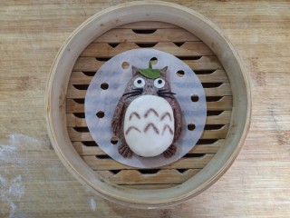 17、卡通龙猫豆沙包,将做好的龙猫上笼二次醒发10-15分钟后，隔水蒸15分钟即可。