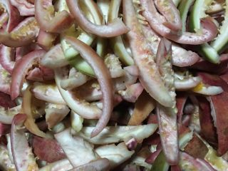 2、百香果果脯,百香果皮切成片。