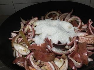 3、百香果果脯,百香果皮倒入不粘锅、加入糖。