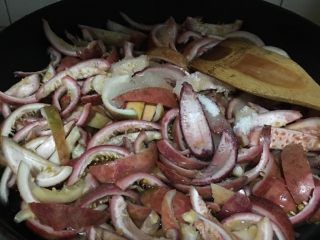 4、百香果果脯,倒入清水，水淹过食材为准，大火熬煮