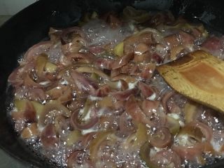 6、百香果果脯,一直大火熬煮、并不停翻炒，防止沾锅。