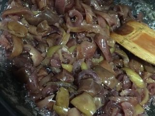 7、百香果果脯,炒至果皮挂上糖浆糊后捞出。