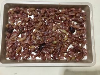 8、百香果果脯,均匀地铺在烤盘里。