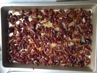 9、百香果果脯,烤箱预热后，设置180度，中层烘烤45分钟左右至果皮较干看不到糖浆为止。