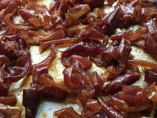 10、百香果果脯,烤熟后的百香果果脯琥珀色，晶莹剔透、香味浓郁。