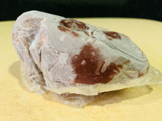 1、干煸牛肉丝,牛肉取出解冻；