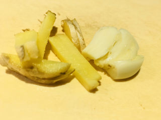 3、干煸牛肉丝,姜切丝，蒜头拍扁；