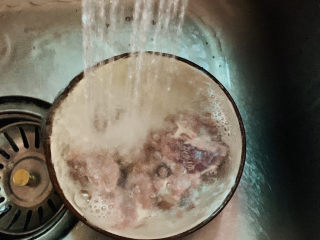 4、干煸牛肉丝,解冻好的牛肉，用水冲洗干净；