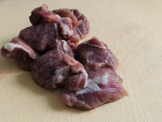 5、干煸牛肉丝,放案板上，横纹切丝；