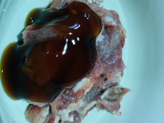 6、干煸牛肉丝,放入小碗，加蚝油少许；