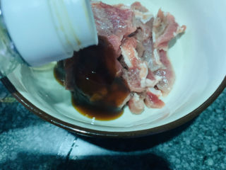 7、干煸牛肉丝,加生抽少许；