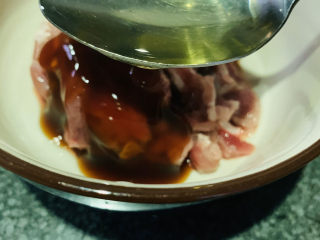 8、干煸牛肉丝,加一些油，能锁住水分，牛肉不会炒老；