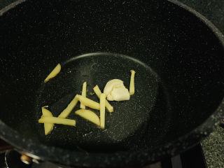 11、干煸牛肉丝,锅里加些油，将姜丝和蒜瓣炒香；