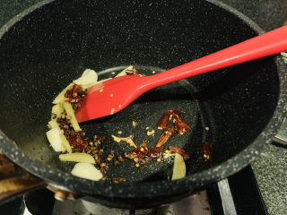 12、干煸牛肉丝,加入花椒和辣椒，调小火慢炒，避免糊底；