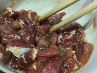 10、干煸牛肉丝,将所有调料搅拌均匀，并腌制15分钟；