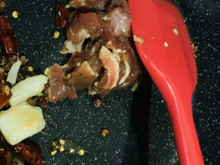 13、干煸牛肉丝,炒香辣椒和花椒，倒入牛肉丝，可以调中火；