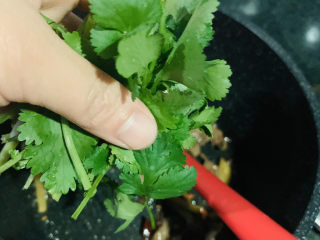 14、干煸牛肉丝,快速煸炒，牛肉变色，加香菜，在翻炒下，即可；