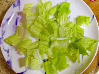 3、????健康瘦身➕营养的吞拿鱼蔬菜沙拉,散开摆进盘子里