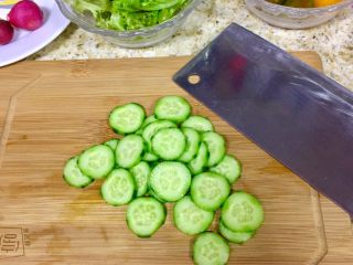 9、????健康瘦身➕营养的吞拿鱼蔬菜沙拉,小黄瓜削皮切片