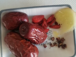 2、砂锅补气营养汤,调料准备好