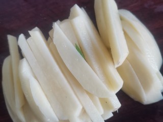 5、砂锅补气营养汤,土豆切和豆腐差不多的条