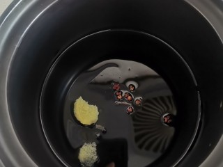 7、砂锅补气营养汤,砂锅烧油加入花椒，姜片，干辣椒炝锅