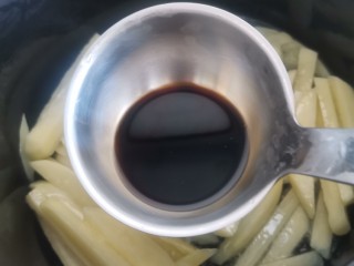 9、砂锅补气营养汤,加入酱油