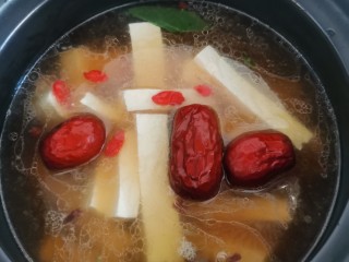 12、砂锅补气营养汤,放入大枣枸杞大火煮开