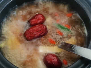 13、砂锅补气营养汤,转中小火慢炖20分左右