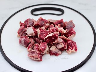 3、牛腩炖萝卜,牛腩提前用冷水浸泡至无血水，把牛腩洗净后也切成2厘米的小块。