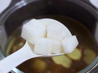 10、牛腩炖萝卜,煲到一个小时的时候，放入切块的白萝卜。