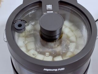 11、牛腩炖萝卜,盖上锅盖继续煲至剩下的一个小时。