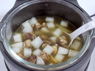 12、牛腩炖萝卜,时间到，打开锅盖满屋飘香。