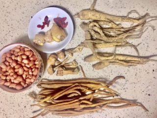 1、补气益血滋补浓汤人参五珍凤肚汤,所需食材部分