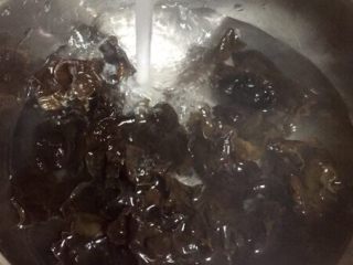 5、补气益血滋补浓汤人参五珍凤肚汤,用热水冲洗干净浸泡备用