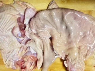 6、补气益血滋补浓汤人参五珍凤肚汤,新鲜的洗净土鸡和已经洗净的猪肚（这里就不详细说明如何清洗猪肚了，可参考我之前的菜谱猪肚鸡汤里有详细说明）