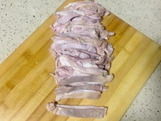 9、补气益血滋补浓汤人参五珍凤肚汤,猪肚45度斜刀切成条