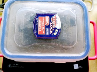 7、海参土鸡汤 大寒补气血,装入容器中,加凉水盖没,置于冰箱恒温室(放水果的抽屉),48小时。