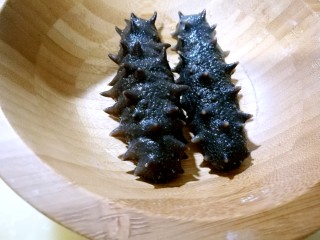 8、海参土鸡汤 大寒补气血,取出海参,此时海参已经发至原来的4-5倍大。留下现吃的,其他的用保鲜膜包好,放入冰箱冷冻,随时可以取用。