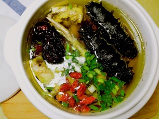 13、海参土鸡汤 大寒补气血,加入盐、枸杞、葱花。