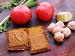 1、虾滑番茄豆干汤,备齐所有的食材。