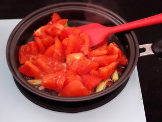 5、虾滑番茄豆干汤,把切块的番茄放入锅中，大火翻炒均匀。