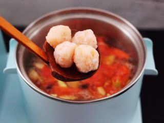 12、虾滑番茄豆干汤,这个时候加入虾滑，虾滑是我提前做好的，喜欢的亲们可以翻我的菜谱看一下。